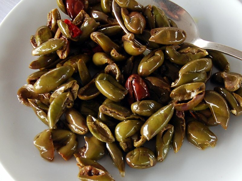 Le gustose olive Salella ammaccate del Cilento