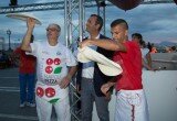 Il sindaco Luigi de Magistris tra due pizzaioli-giocolieri dell'evento