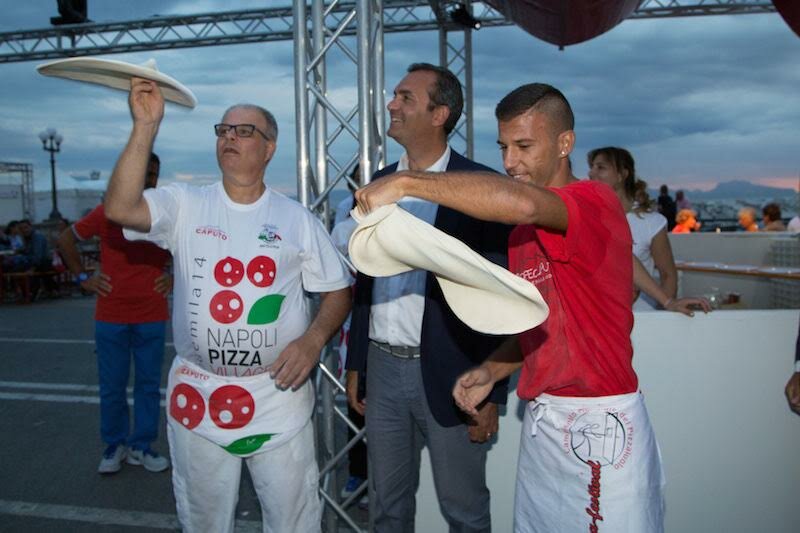 Il sindaco Luigi de Magistris tra due pizzaioli-giocolieri dell'evento
