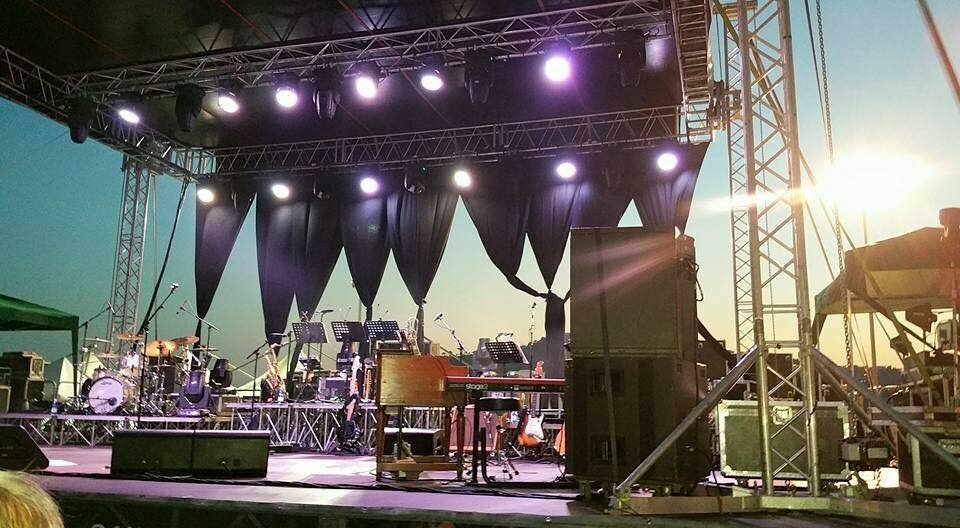 Il palco di Bacoli in attesa del concerto