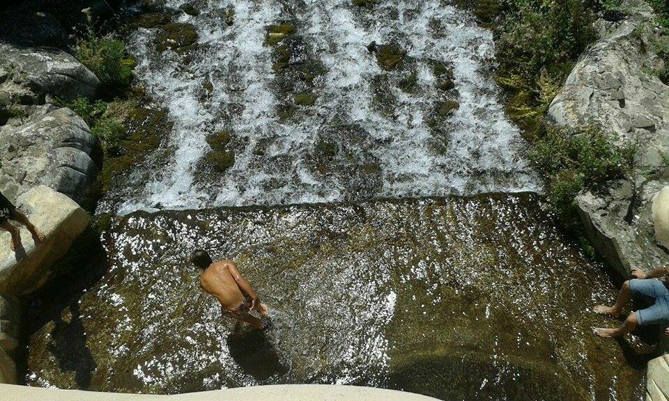 La foto che ritrae un ragazzino mentre si fa il bagno della fontana di Diana e Atteone