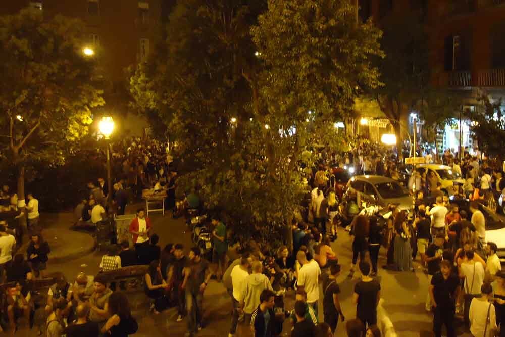 Piazza Bellini, uno dei luoghi più battuti dalla movida napoletana