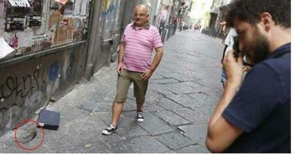 topo-morto-a-napoli-i-turisti-scattano-foto-698582