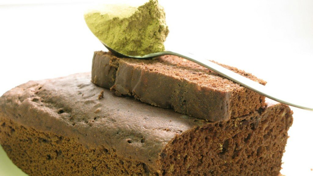 La farina di semi di canapa è priva di glutine e, se miscelata con le giuste farine, è un ottimo alimento per celiaci ed intolleranti
