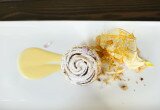 Tortino tiepido di mela annurca IGP, crema inglese alla cannella, gelato alla crema e terra di nocciole caramellate