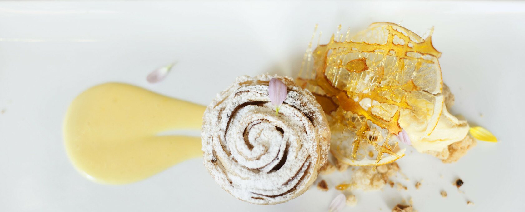 Tortino tiepido di mela annurca IGP, crema inglese alla cannella, gelato alla crema e terra di nocciole caramellate