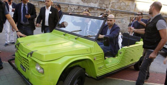 Roberto Saviano a bordo della Mehari del giornalista Giancarlo Siani