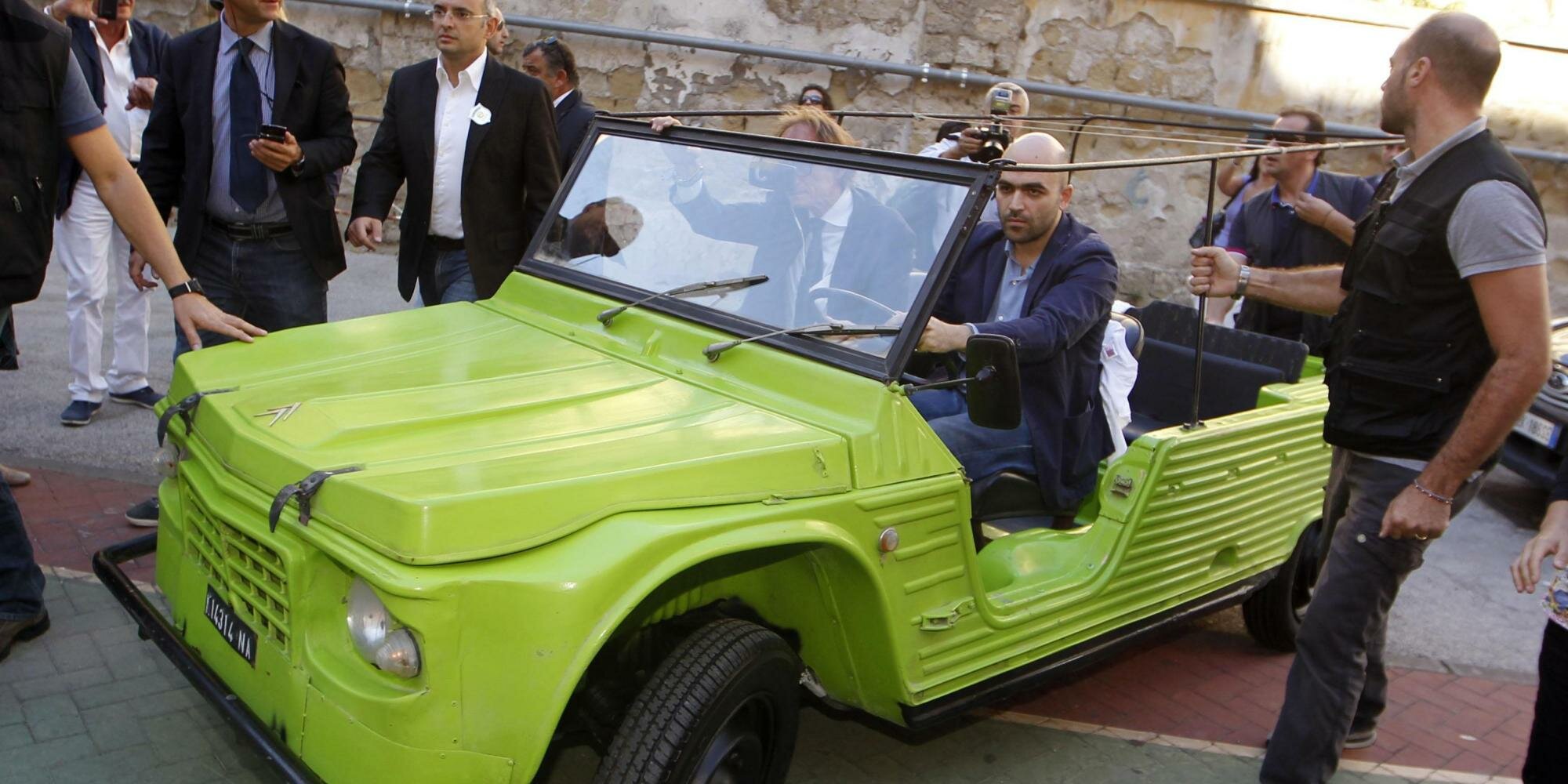 Roberto Saviano a bordo della Mehari del giornalista Giancarlo Siani