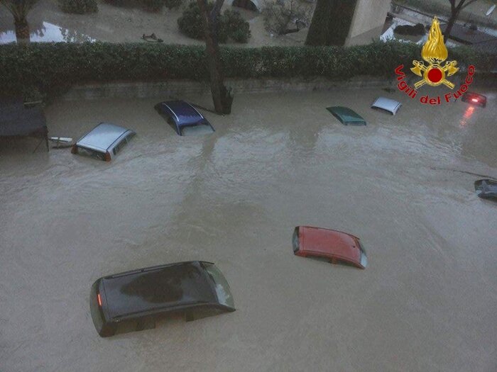 Benevento: auto sommerse per la tracimazione di due metri del fiume Calore