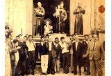 Festa in onore di Sant'Antonio nel 1950 a Centola. Sulla sinistra, indicato dalla freccia, Alessandro Passaro, che per molti anni esercitò la funzione di sacrestano. Passaro fu ferito durante la ritirata di Caporetto.
