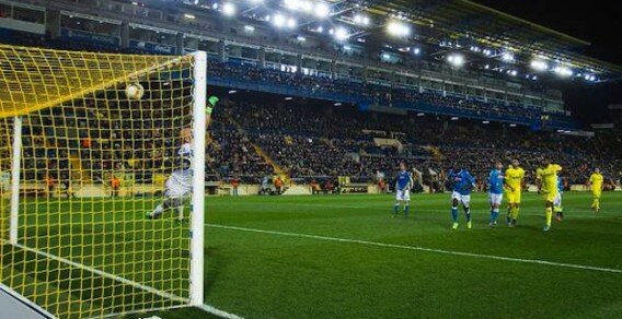 Il gol di punizione di Suarez
