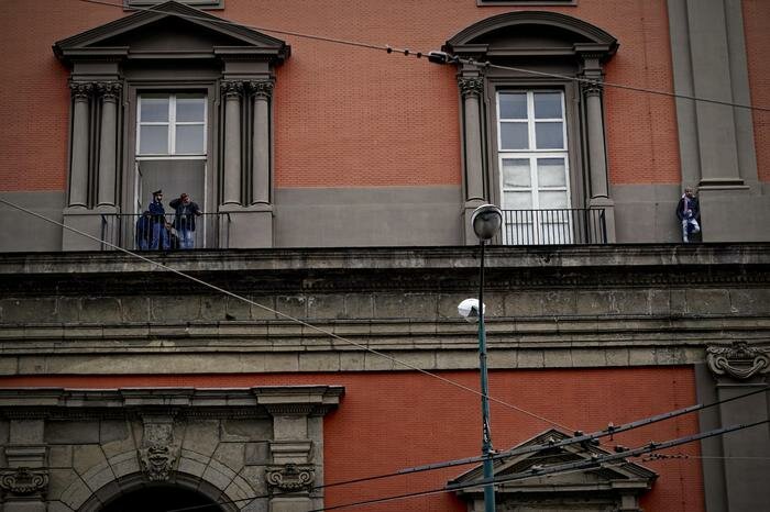 Lavoro: licenziato, sale su cornicione museo Napoli