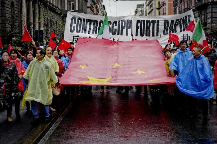 Migranti: corteo a Napoli, cinesi 'basta furti e rapine'